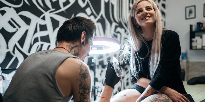 Čím se liší permanentní tak-up od tetování?